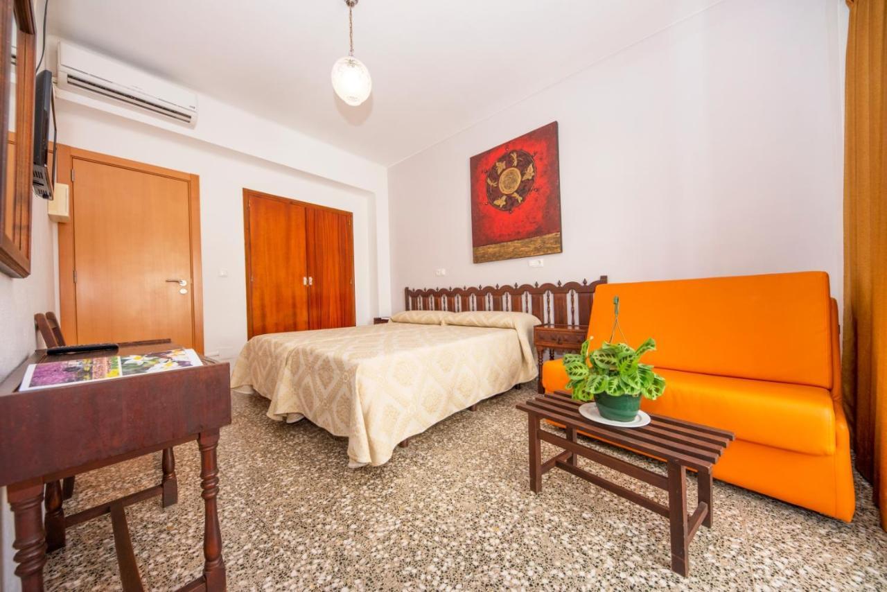 Hostal Y Apartamentos Santa Eulalia Santa Eularia des Riu Exteriér fotografie