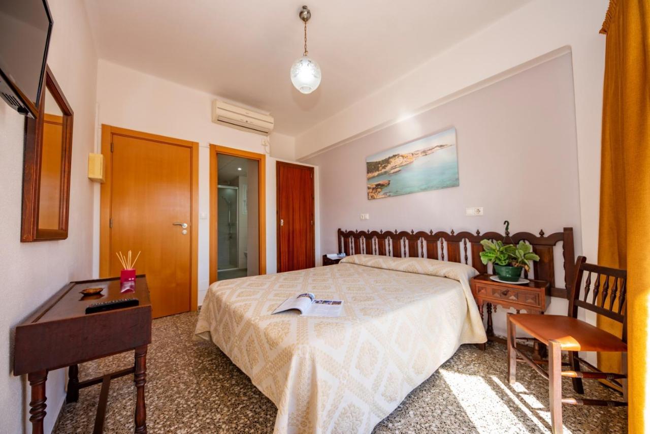 Hostal Y Apartamentos Santa Eulalia Santa Eularia des Riu Exteriér fotografie